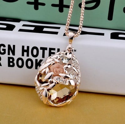 Γυναικέιο κολιέ - μενταγιόν με πέτρα και λουλούδι