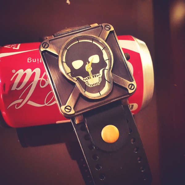 Ανδρικό ρολόι  σε σχήμα κρανίο 