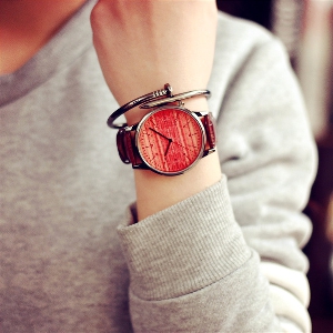 Дамски часовници с червена и черна каишка