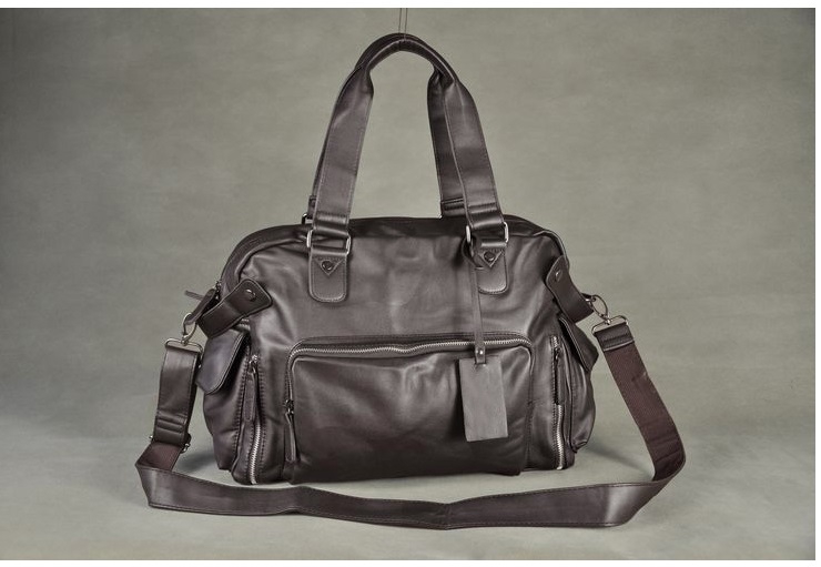 Ταξιδιωτικές τσάντες σε μαύρο και σκούρο καφέ χρώμα από συνθετικό δέρμα για άνδρες και γυναίκες