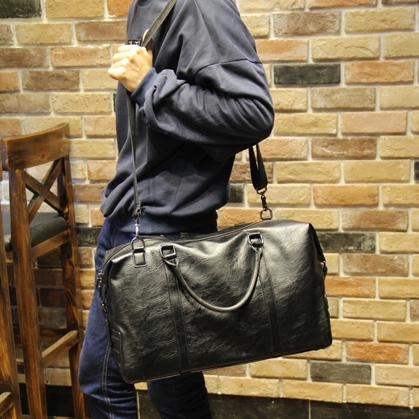 Μαύρες δερμάτινες τσάντες από συνθετικό δέρμα