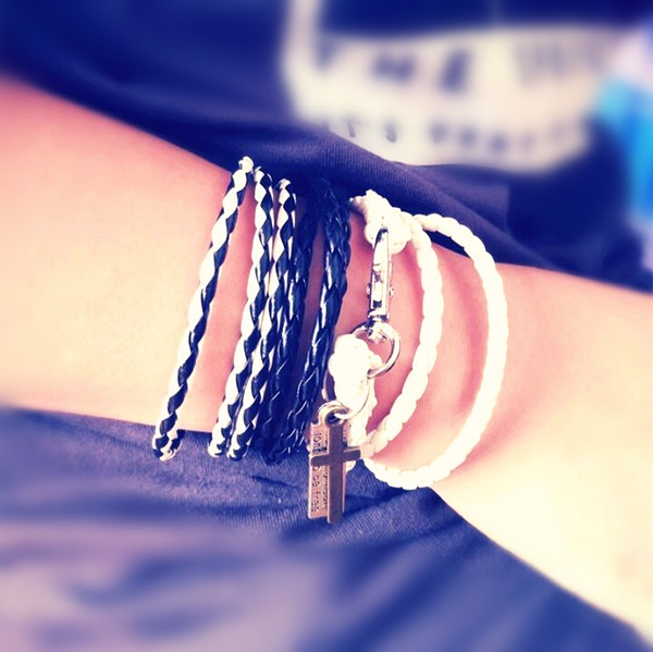 Ανδρικά βραχιόλια σε μαύρο, μπλε, λευκό και μαύρο χρώμα