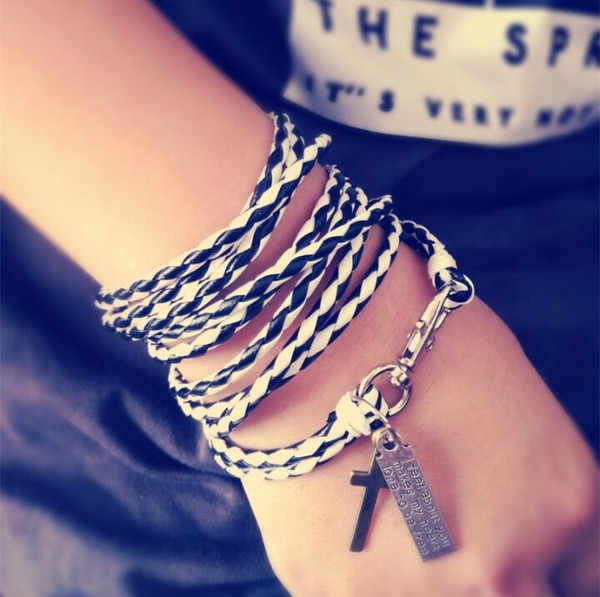 Ανδρικά βραχιόλια σε μαύρο, μπλε, λευκό και μαύρο χρώμα