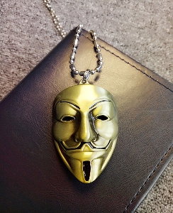 Мъжка верижка в златист цвят - V for vendetta