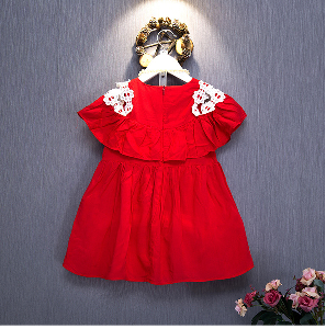 Червена роклична за малки госпожици. 