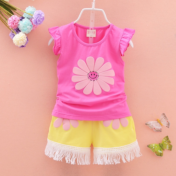 Παιδικό μπλουζάκι και σορτς για κρόσσια σε τέσσερις χρωματικούς συνδυασμούς.