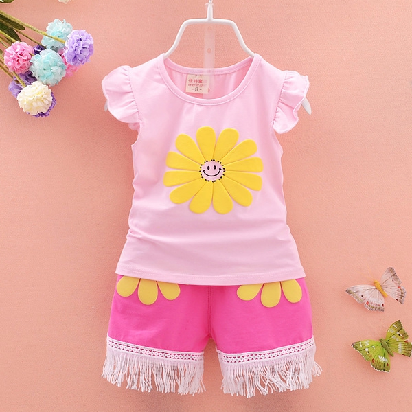 Παιδικό μπλουζάκι και σορτς για κρόσσια σε τέσσερις χρωματικούς συνδυασμούς.