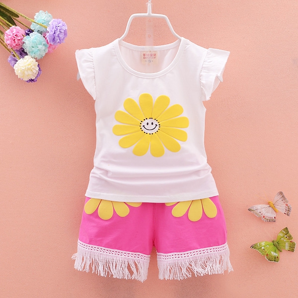 Παιδικό μπλουζάκι και σορτς για κρόσσια σε τέσσερις χρωματικούς συνδυασμούς.