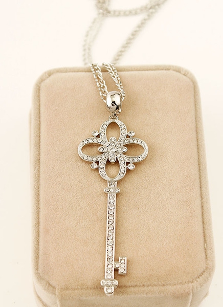 Γυναικεία μενταγιόν σε ασημί χρώμα