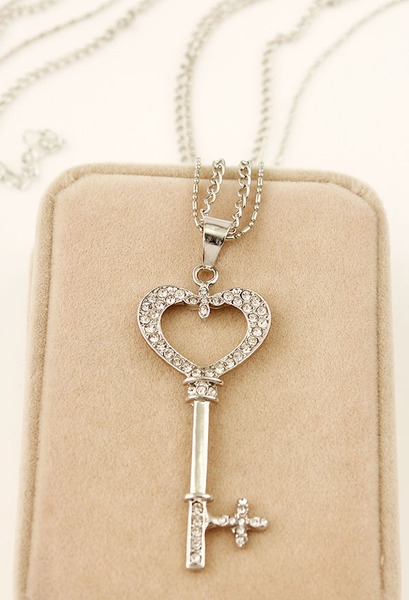 Γυναικεία μενταγιόν σε ασημί χρώμα