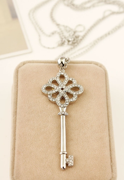 Γυναικεία μενταγιόν σε ασημί χρώμα