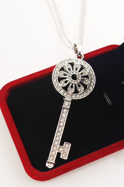 Γυναικεία μενταγιόν σε ασημί χρώμα