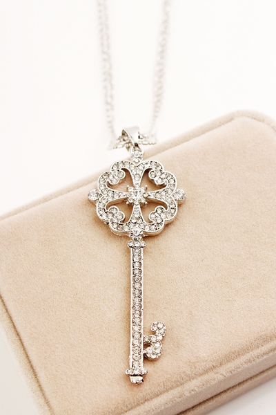 Γυναικεία μενταγιόν σε ασημί χρώμα