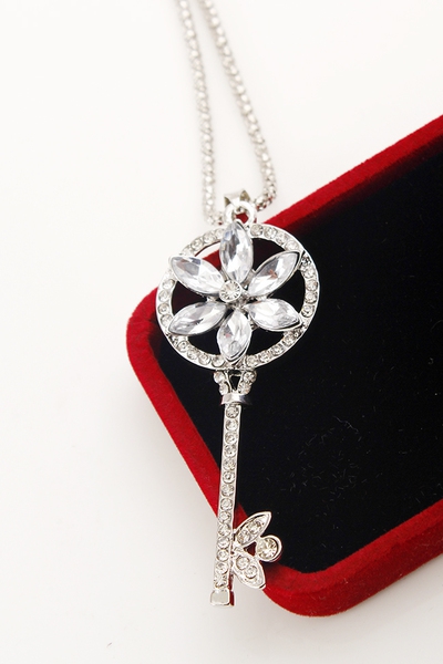 Γυναικεία μενταγιόν σε ασημί χρώμα