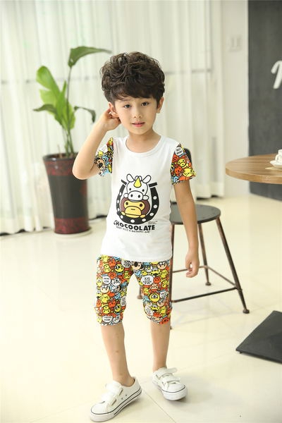 Παιδικό σετ για αγόρια με έγχρωμες εκτυπώσεις.