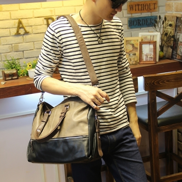 Меки кафяви пътни чанти направени от изкуствена кожа 