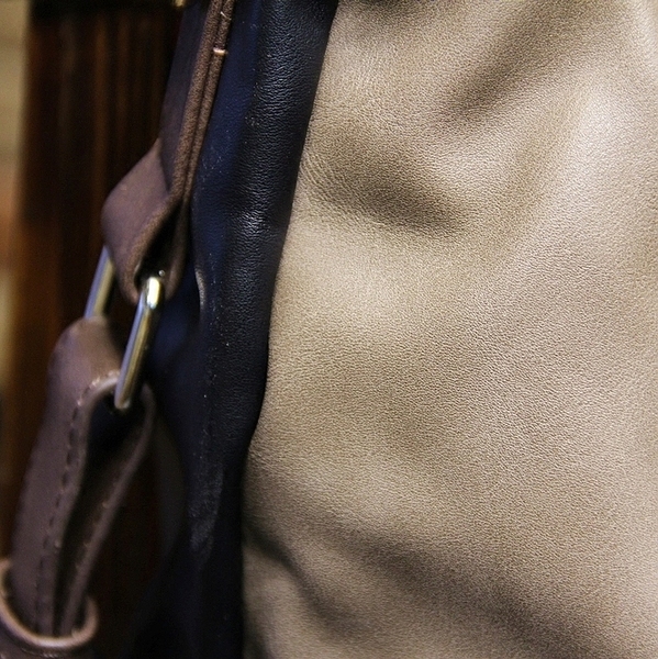 Меки кафяви пътни чанти направени от изкуствена кожа 