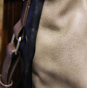 Меки кафяви пътни чанти направени от изкуствена кожа 
