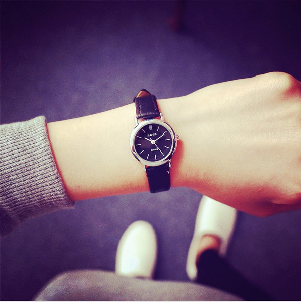 Γυναικεία ρολόγια  Quartz με μαύρο και καφέ λουράκι, μαύρη και άσπρη οθόνη