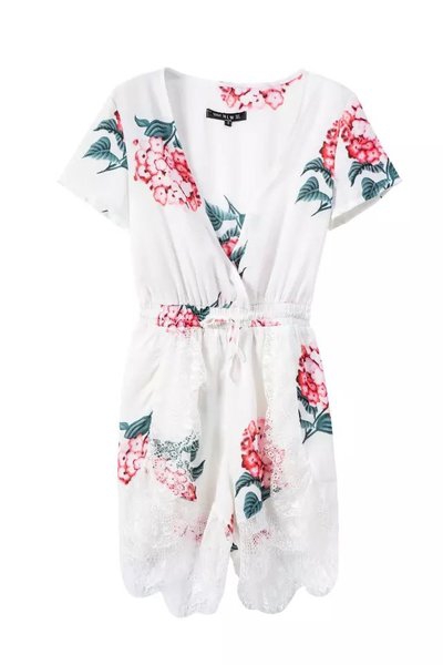Οι γυναίκες floral Cami στα λευκά λουλούδια