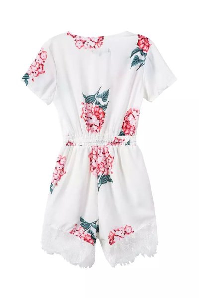 Οι γυναίκες floral Cami στα λευκά λουλούδια