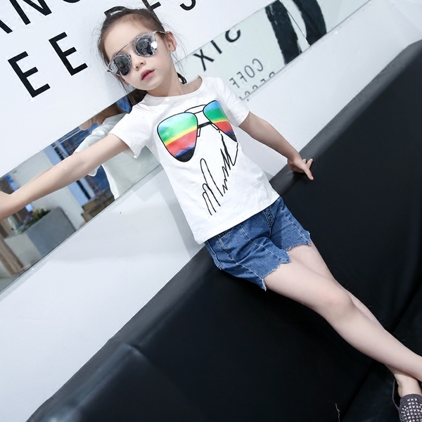 Бяла детска тениска с принтове.