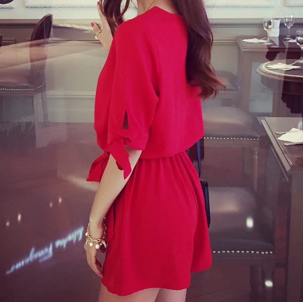 Οι γυναίκες jumpsuit σε μαύρο και κόκκινη κορδέλα