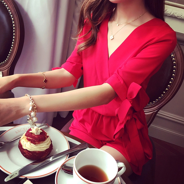 Οι γυναίκες jumpsuit σε μαύρο και κόκκινη κορδέλα