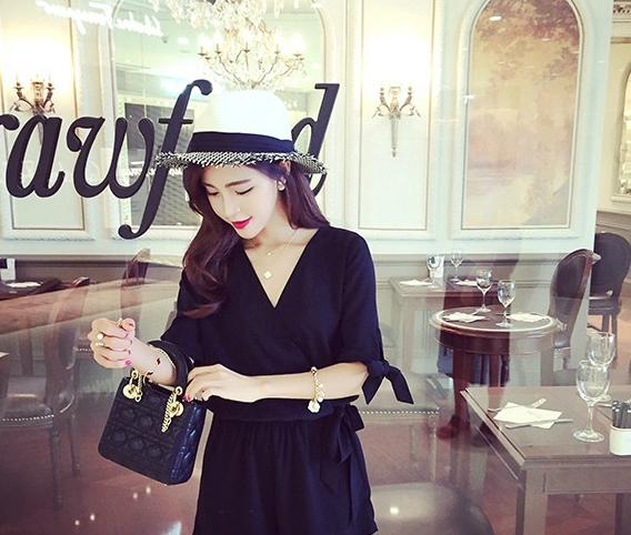 Οι γυναίκες jumpsuit σε μαύρο και κόκκινη κορδέλα