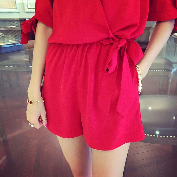 Οι γυναίκες jumpsuit σε μαύρο και κόκκινη κορδέλα