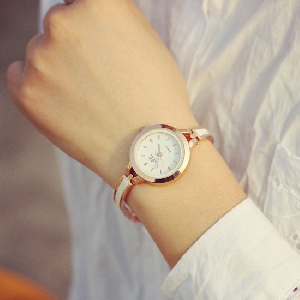 Дамски часовник тип гривна бял цвят