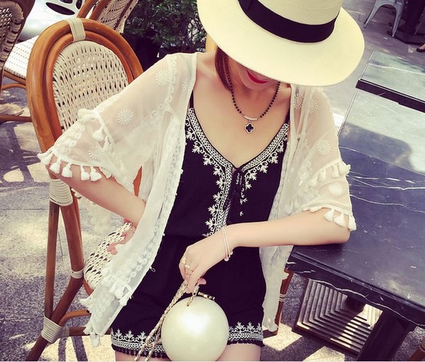 Дамски плажен гащеризон в бяло и черно с бродерия