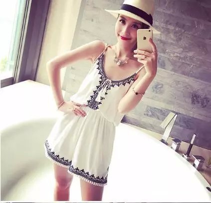 Дамски плажен гащеризон в бяло и черно с бродерия