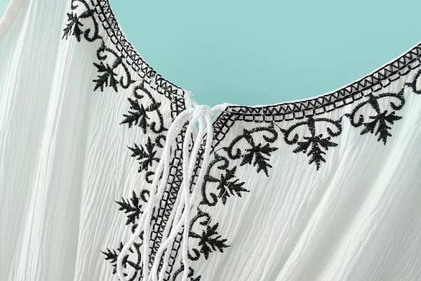 Дамски плажен гащеризон в бяло и черно с бродерия