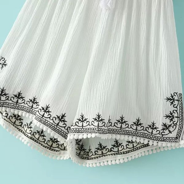 Дамски плажен гащеризон в бяло и черно с бродерия