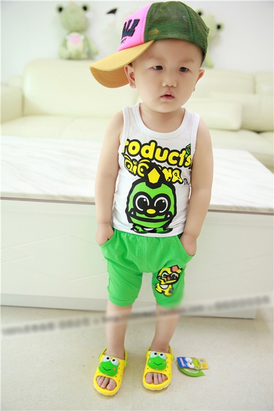 Παιδικά παντελόνια και σορτς για αγόρια σε τρία χρώματα.