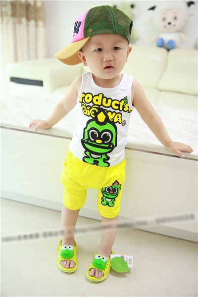 Παιδικά παντελόνια και σορτς για αγόρια σε τρία χρώματα.