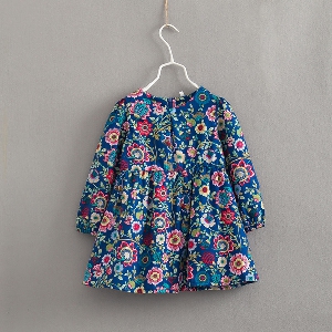 Детска рокличка в два цвята с флорални мотиви.