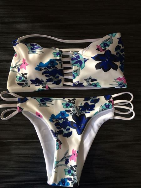 Οι γυναίκες το καλοκαίρι κολύμβησης σε φρέσκα χρώματα σε 5 διαφορετικά μοντέλα