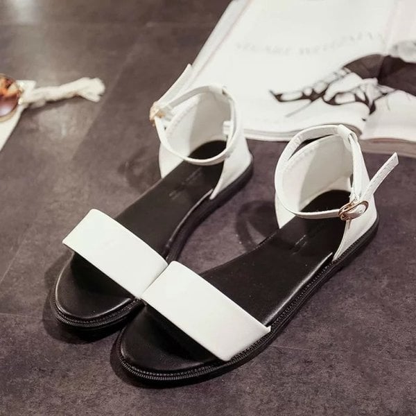 Κυρίες χαμηλή περιστασιακή σανδάλια σε μαύρο και άσπρο