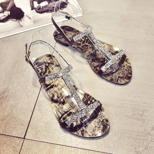 Дамски летни ниски сандали в сребрист цвят с камъни