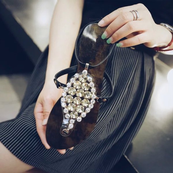 Дамски ниски летни сандали с каишки и камъни в черен цвят