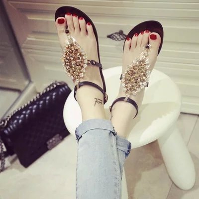 Дамски ниски летни сандали с каишки и камъни в черен цвят