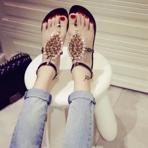 Дамски ниски летни сандали с каишки и камъни в черен цвят