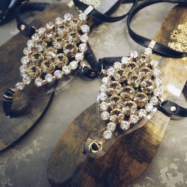 Дамски ниски летни сандали с каишки и камъни в черен цвят