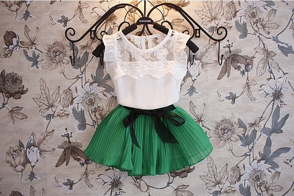 Детски комплект дантелена блуза и плисирана пола