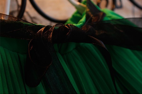 Детски комплект дантелена блуза и плисирана пола