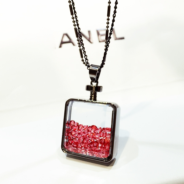 Γυναικείο κολιέ με κρεμαστό σε μια φιάλη αρωμάτων - τέσσερα μοντέλα