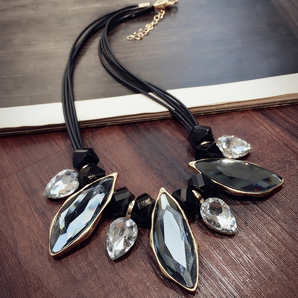 Πολυτελή γυναικεία περιδέραια 