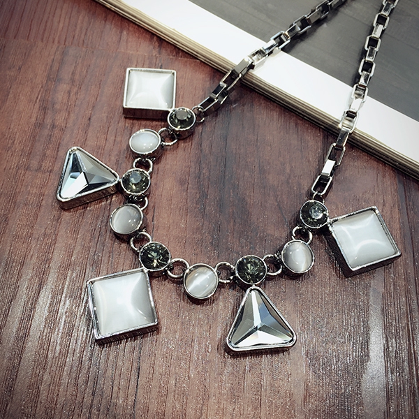 Πολυτελή γυναικεία περιδέραια 